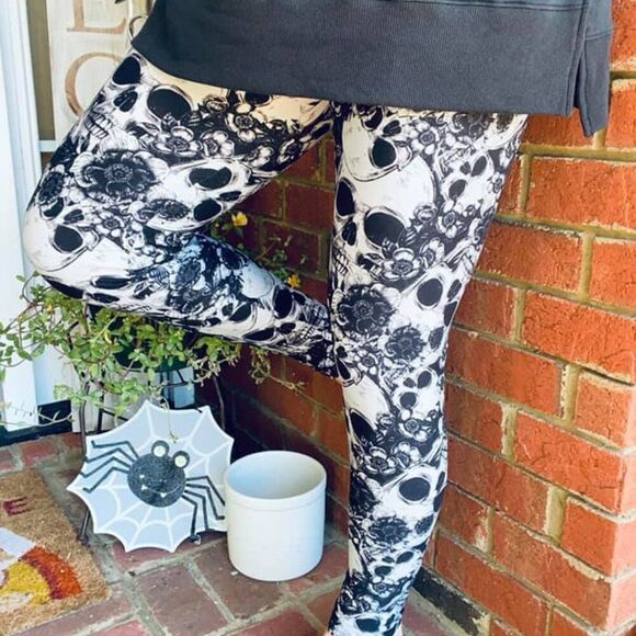 LuLaRoe Halloween Black Gray Skulls Leggings TC2 Plus Size 20-24 - Picture 3 of 4
